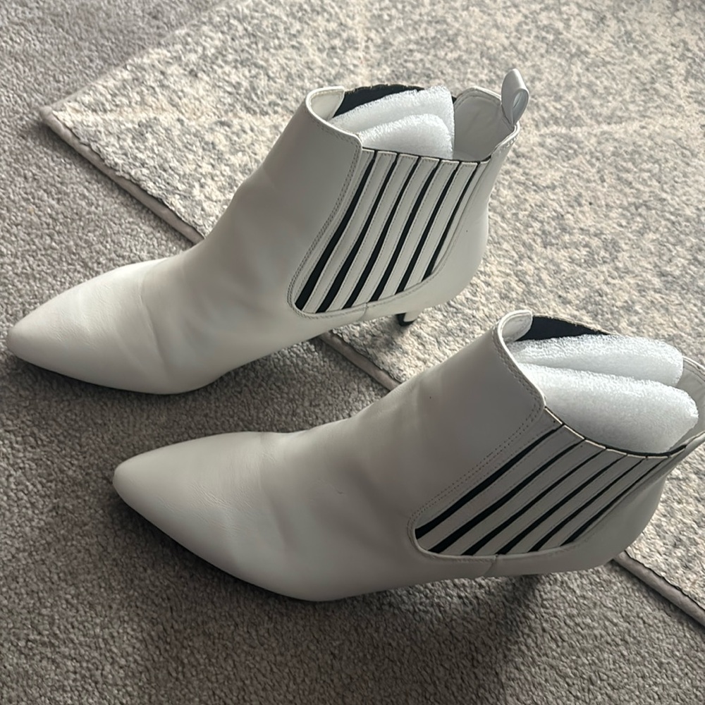 Women’s  8.5m ankle booties by Bar III